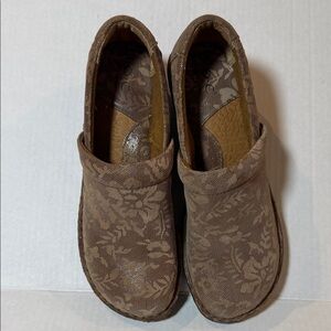 b.o.c. Women’s Tan Floral Patterned Loafers, Size 9